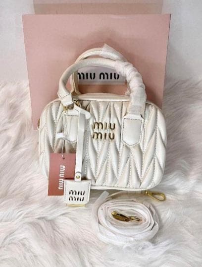 MIUMIU ホワイト ショルダーバッグ