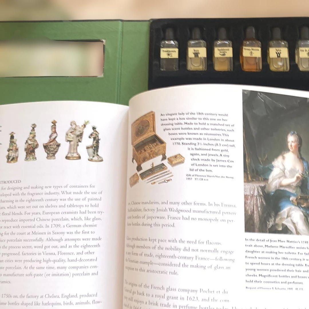 英語が分かる方。香水のサンプルが入った美しい本です。 ご興味のある方へ。