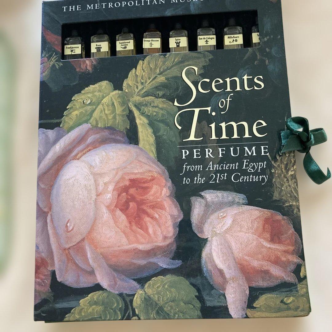 英語が分かる方。香水のサンプルが入った美しい本です。 ご興味のある方へ。