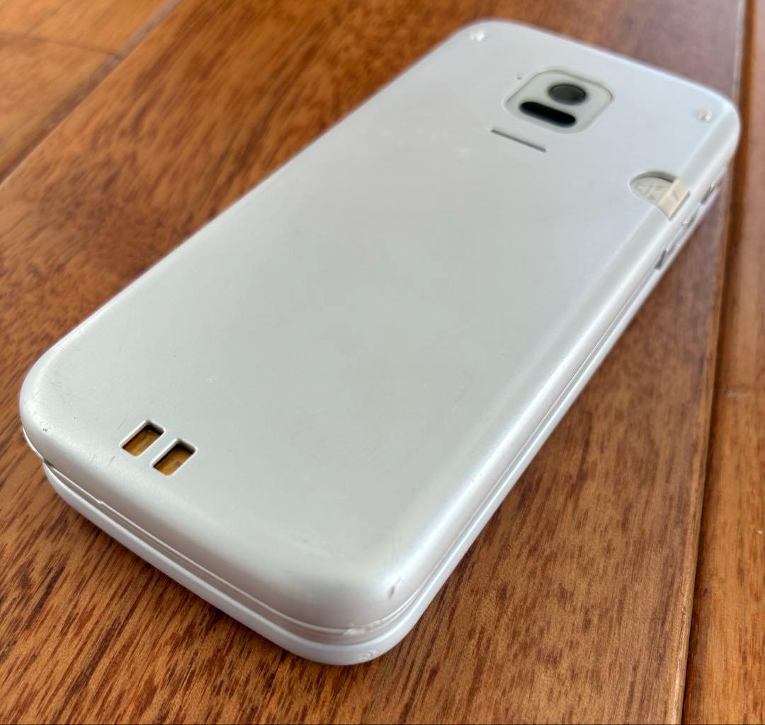 Docomo らくらくホン F-01M ホワイト 充電器付き