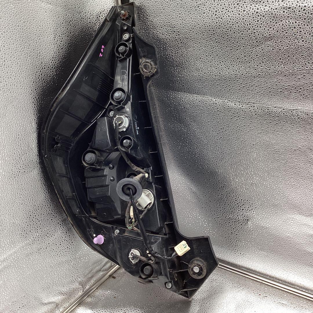 アクア　NHP10 中期テールランプ　左右セット