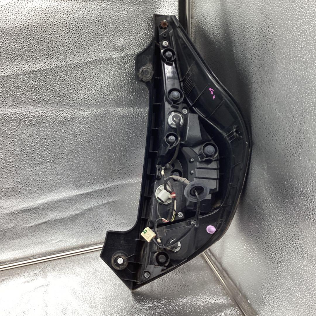 アクア　NHP10 中期テールランプ　左右セット