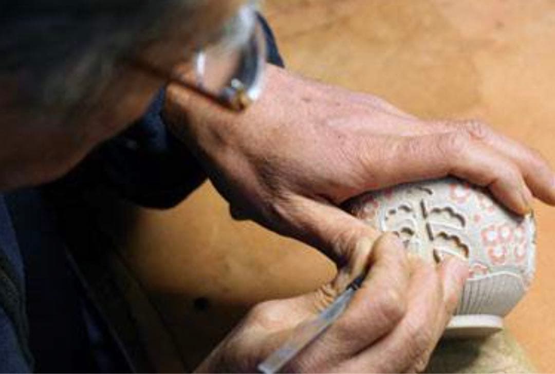 値下げ　常滑焼　間野舜園作　朱泥　色彩鉄鉢唐草雲彫　急須　木箱入