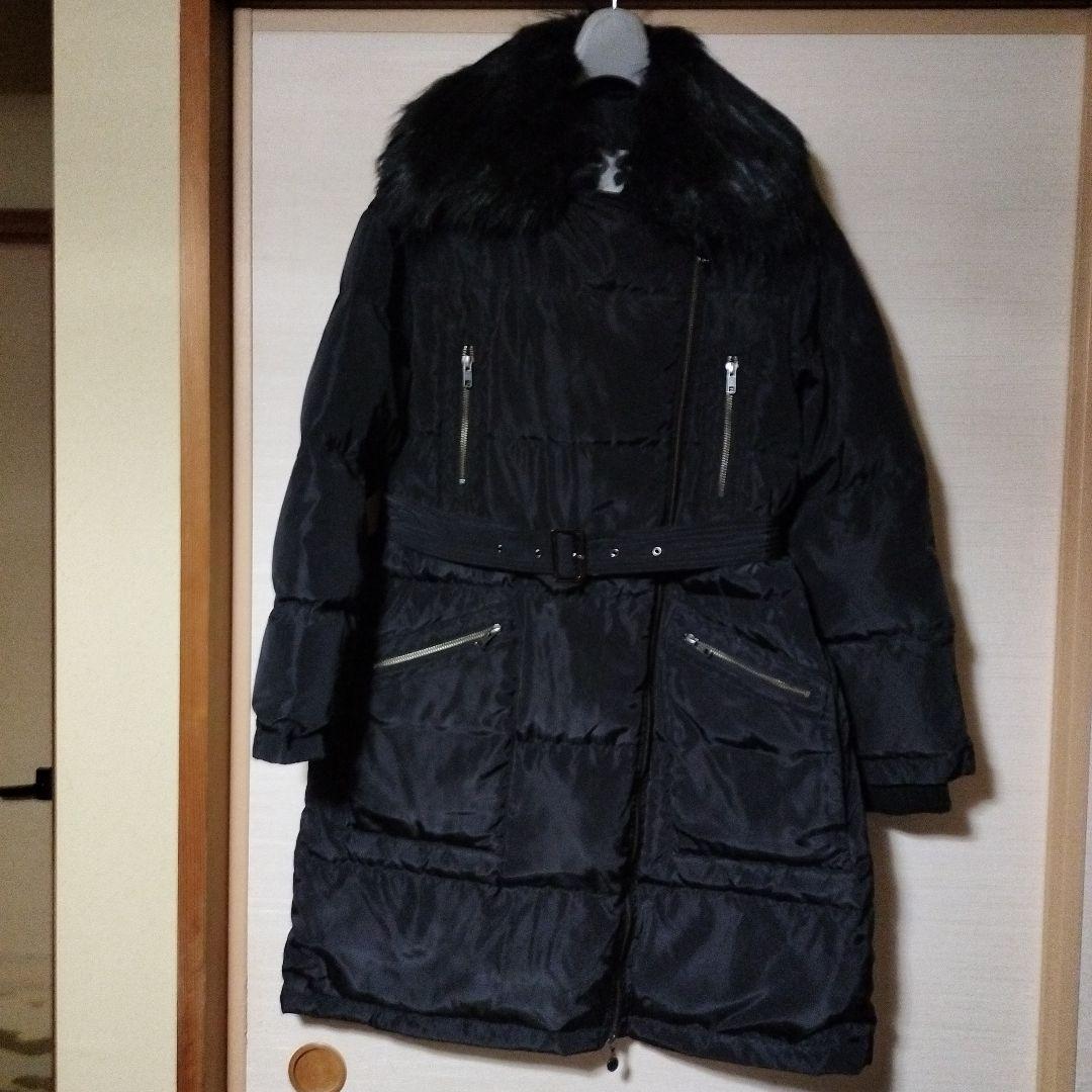 伊太利屋、フェイクファー付き黒コート ベルト付きダウンコート