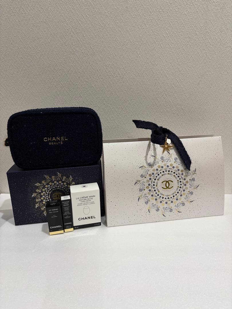 シャネル（CHANEL）2025年ホリデー限定ギフトボックス　新品ショッパー付き