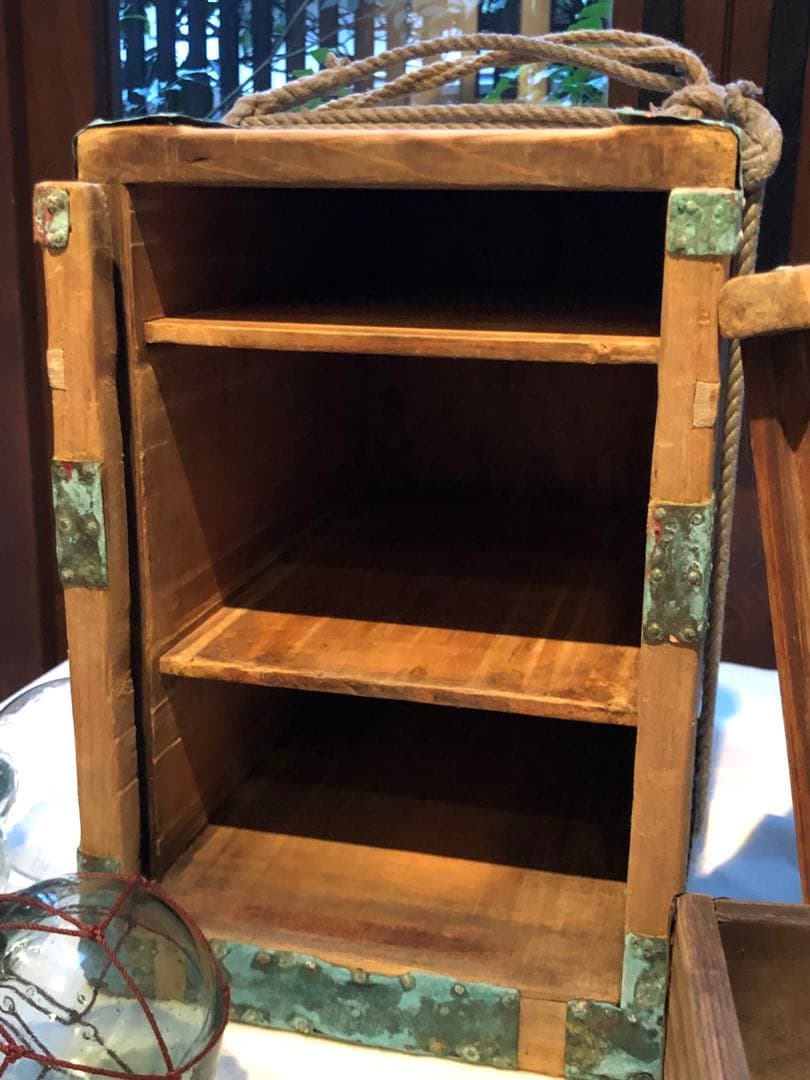 【懐かしさと風格を湛えた明治の品物】蓋付き引き出し木箱