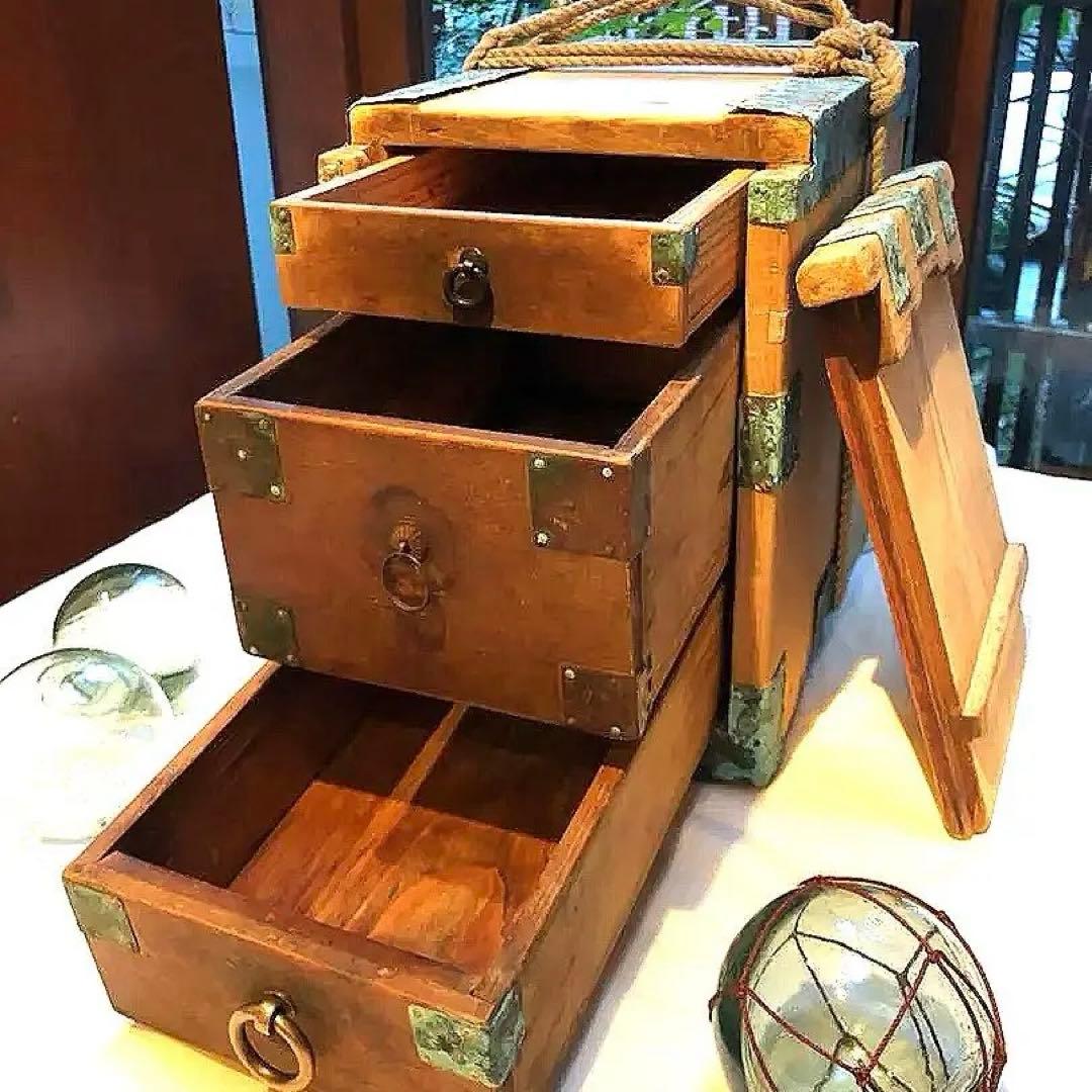 【懐かしさと風格を湛えた明治の品物】蓋付き引き出し木箱