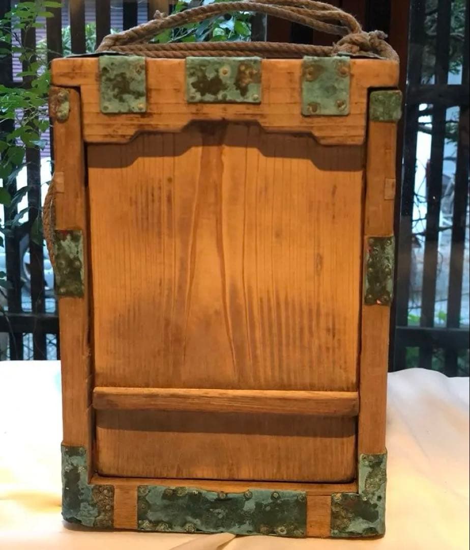 【懐かしさと風格を湛えた明治の品物】蓋付き引き出し木箱