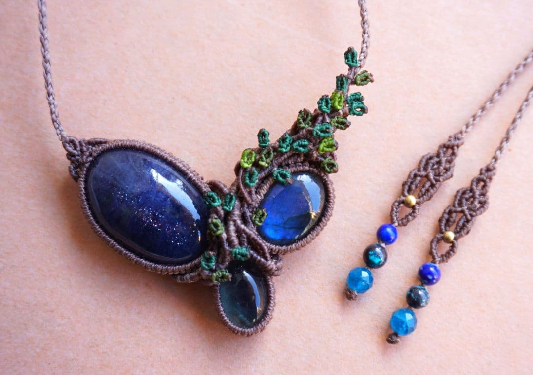 アイオライトサンストーン　ラブラドライト　ブルーフローライト　マクラメネックレス