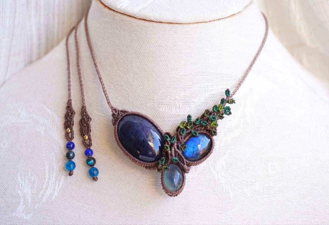 アイオライトサンストーン　ラブラドライト　ブルーフローライト　マクラメネックレス