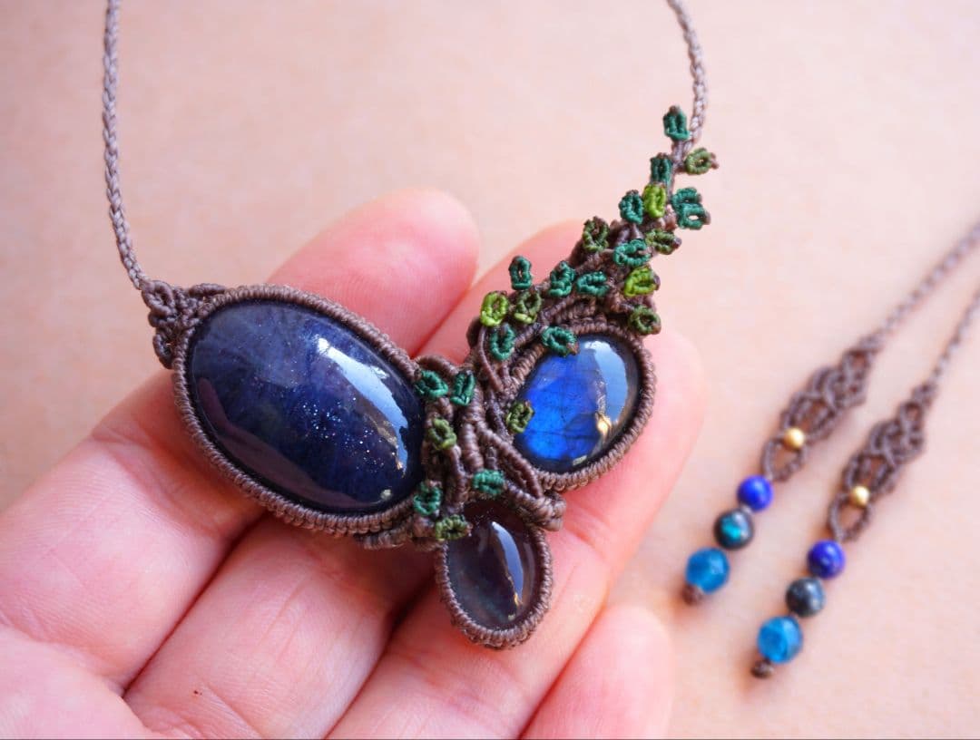 アイオライトサンストーン　ラブラドライト　ブルーフローライト　マクラメネックレス