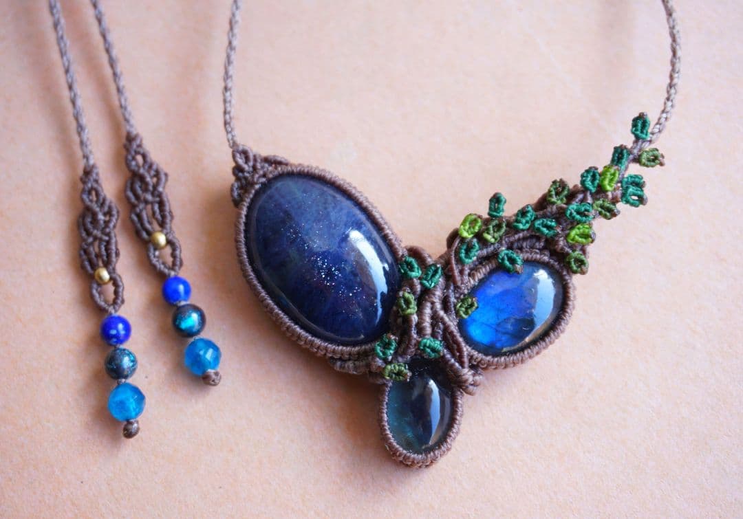 アイオライトサンストーン　ラブラドライト　ブルーフローライト　マクラメネックレス