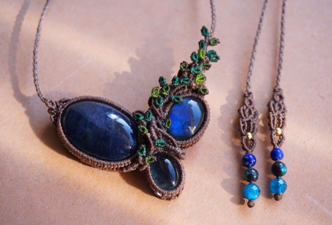 アイオライトサンストーン　ラブラドライト　ブルーフローライト　マクラメネックレス