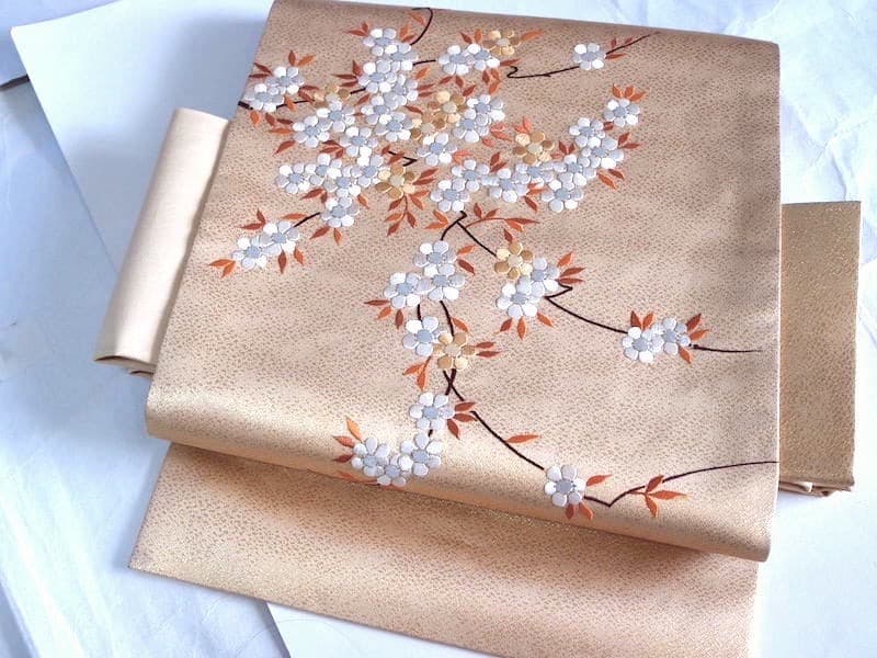 刺繍入　九寸名古屋帯（桜のような）長366 正絹美品