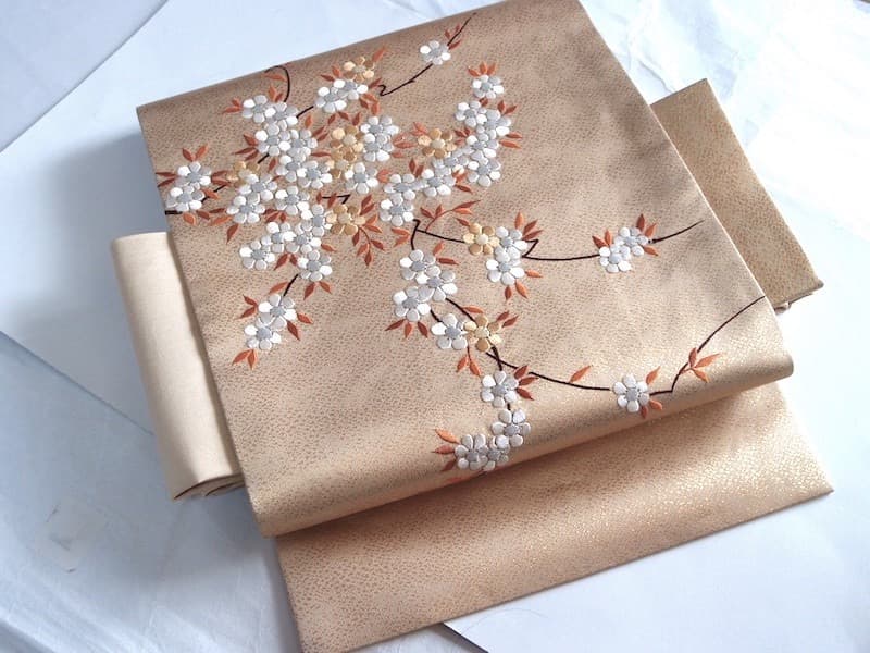 刺繍入　九寸名古屋帯（桜のような）長366 正絹美品