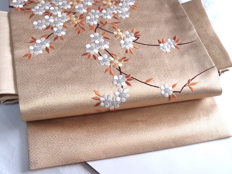 刺繍入　九寸名古屋帯（桜のような）長366 正絹美品