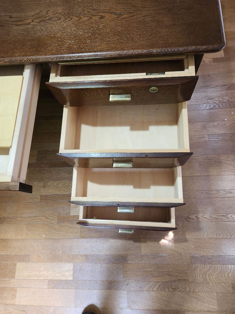 木製事務机、岐阜キャビネット株式会社製 両サイド引き出し、電源コンセント6個付き