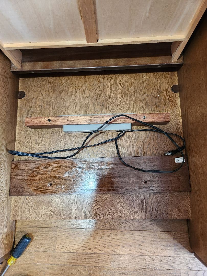 木製事務机、岐阜キャビネット株式会社製 両サイド引き出し、電源コンセント6個付き