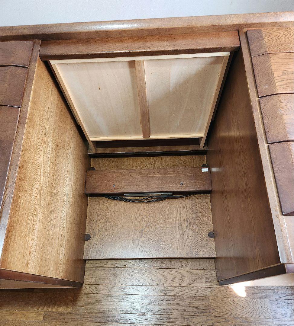 木製事務机、岐阜キャビネット株式会社製 両サイド引き出し、電源コンセント6個付き