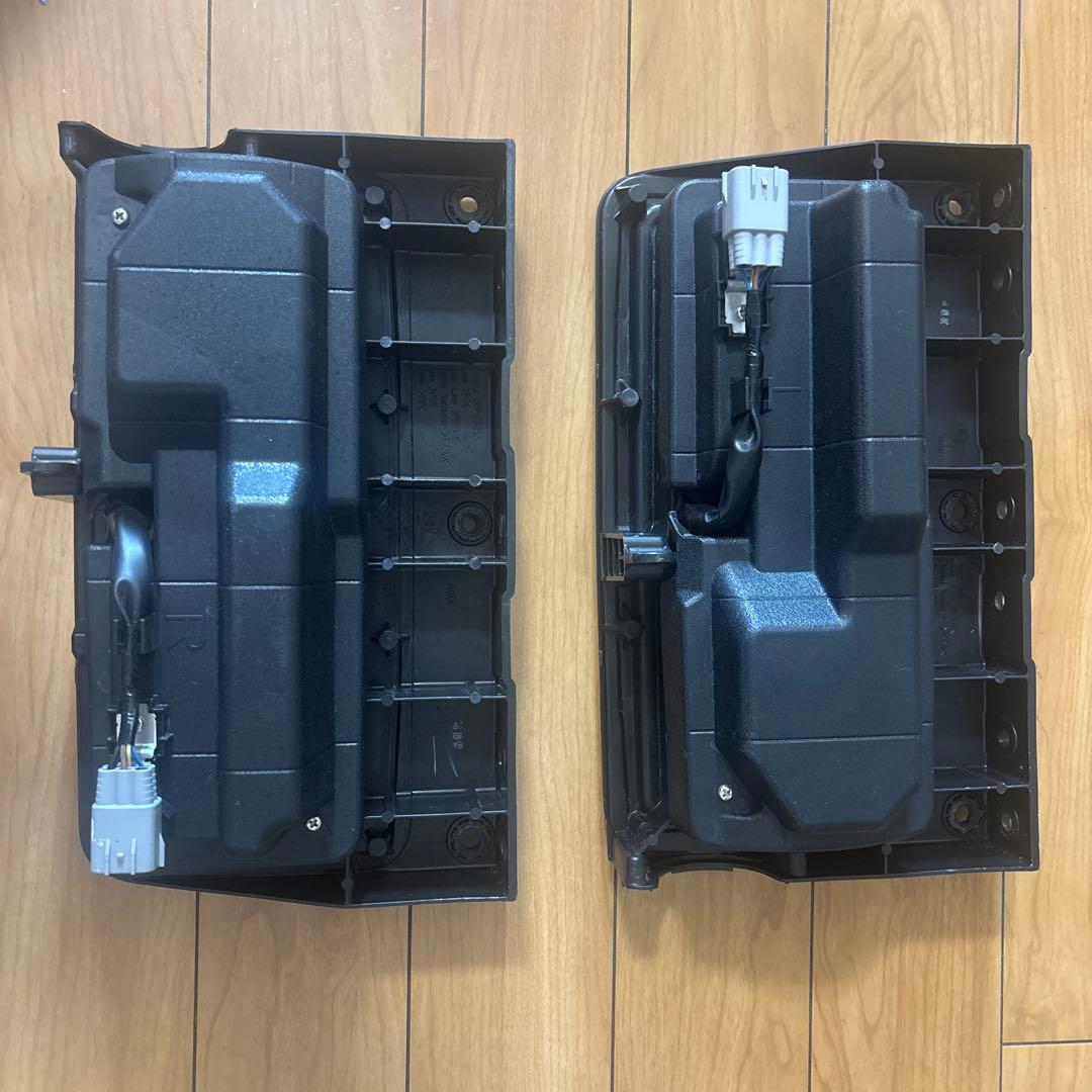 小糸製作所　日野純正テールランプ