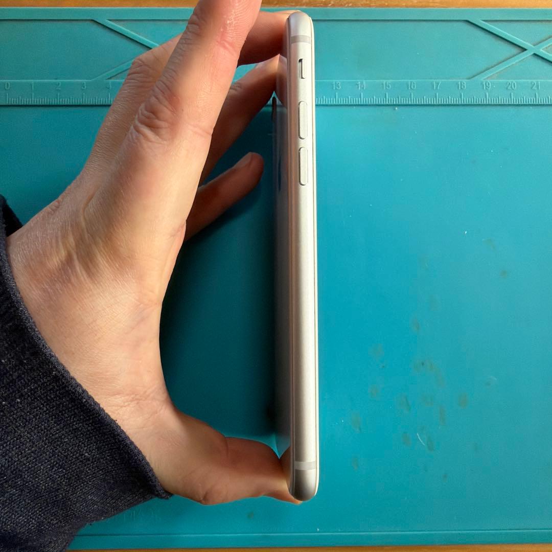 iPhone8 64G シルバー SIMフリー バッテリー100%