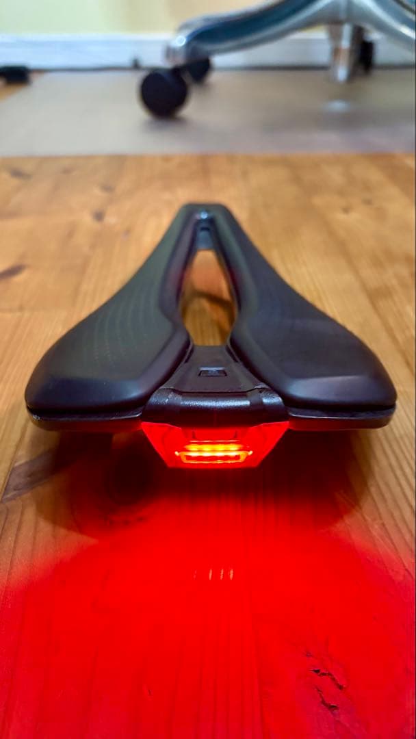 Giant FLEET SL リアライト サドルバッグ付属