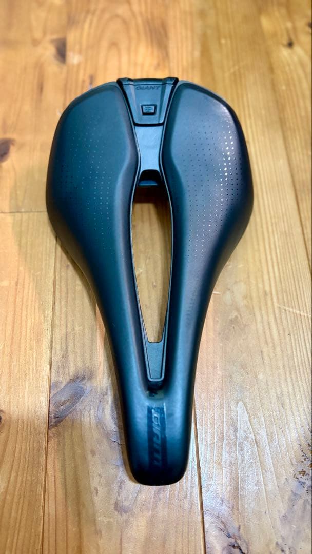 Giant FLEET SL リアライト サドルバッグ付属