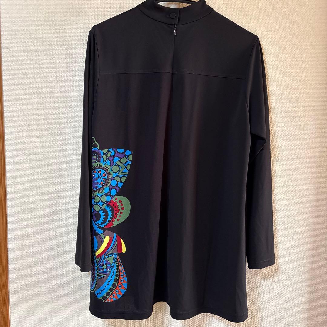 【未使用に近い】✨トクコプルミエヴォル✨黒地にダイナミックな柄の長袖チュニック❣️