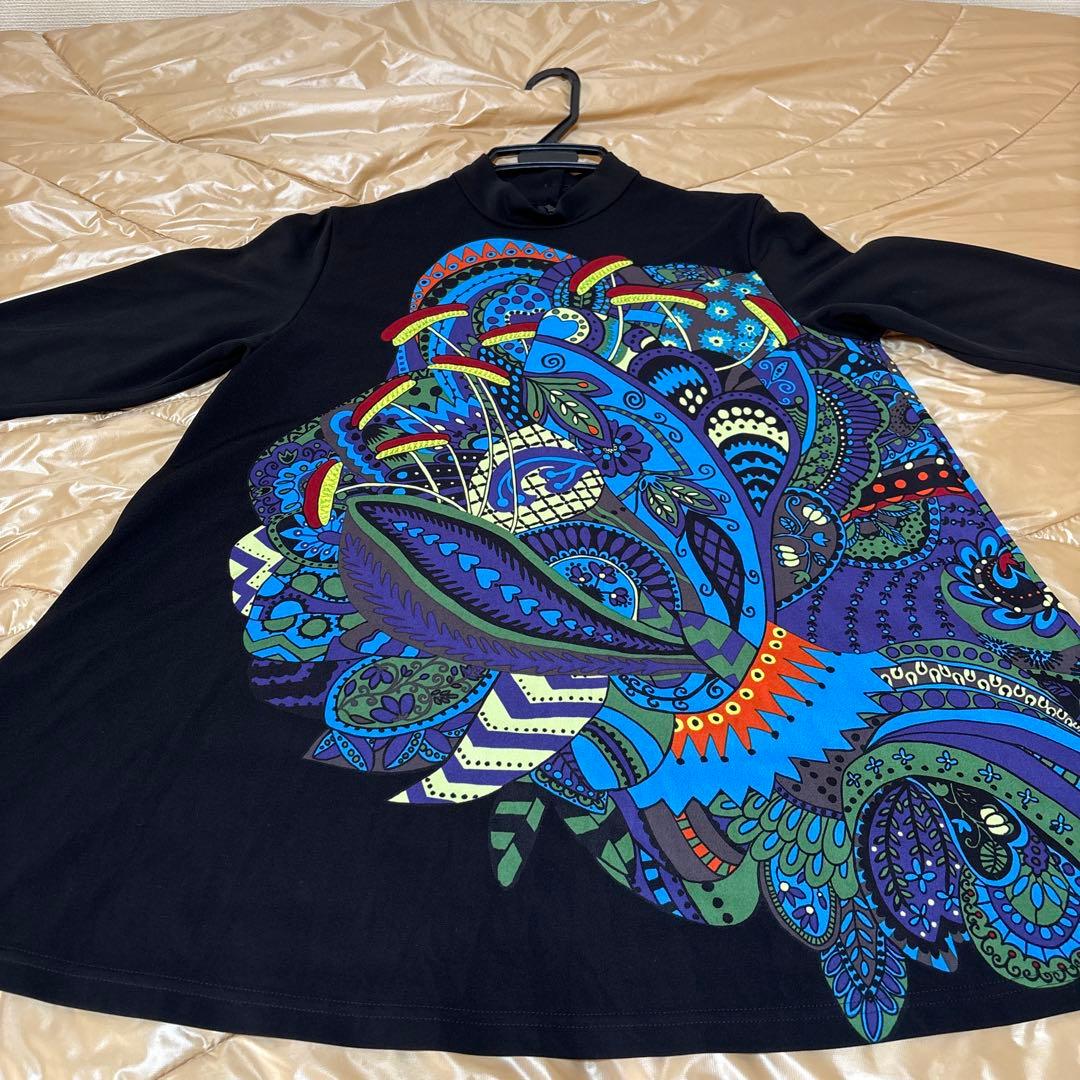 【未使用に近い】✨トクコプルミエヴォル✨黒地にダイナミックな柄の長袖チュニック❣️