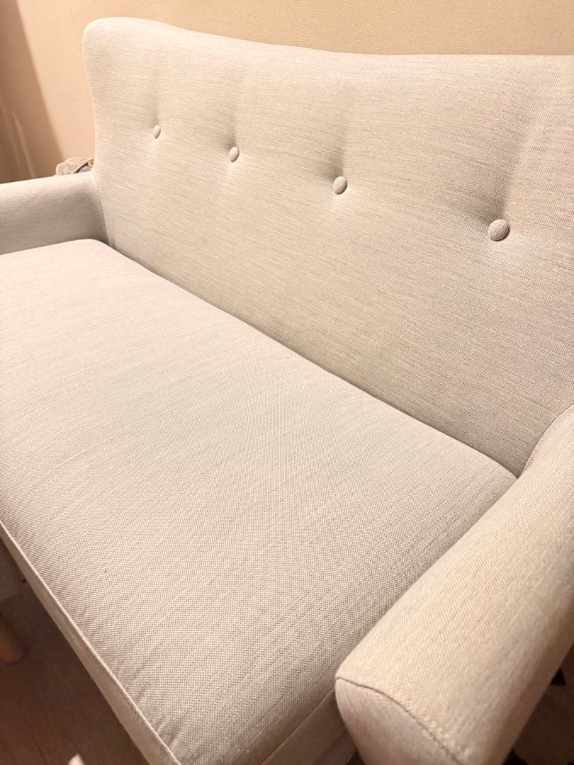 グレーのファブリック2人掛けソファ