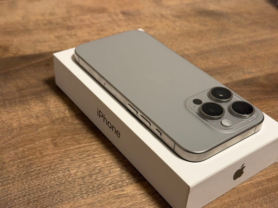 Apple iPhone 15 Pro ナチュラルチタニウム本体