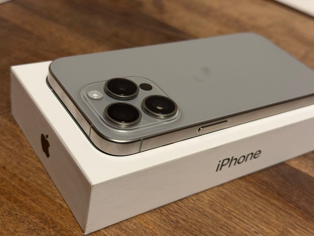 Apple iPhone 15 Pro ナチュラルチタニウム本体