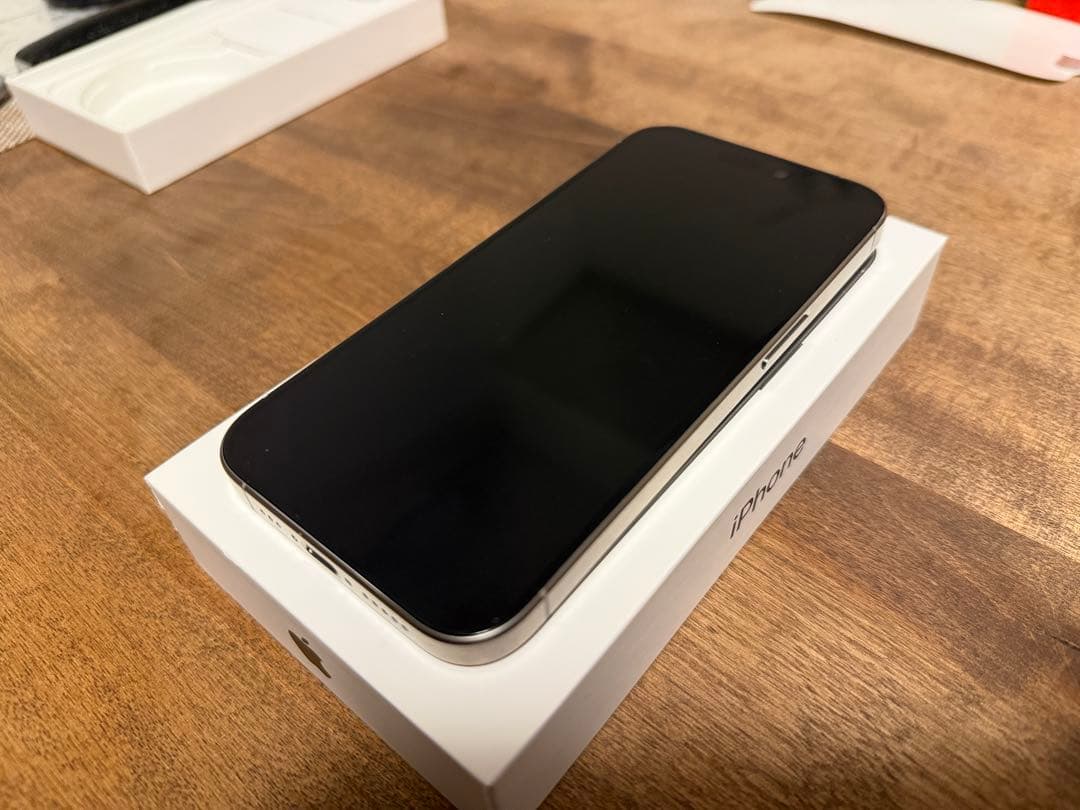 Apple iPhone 15 Pro ナチュラルチタニウム本体