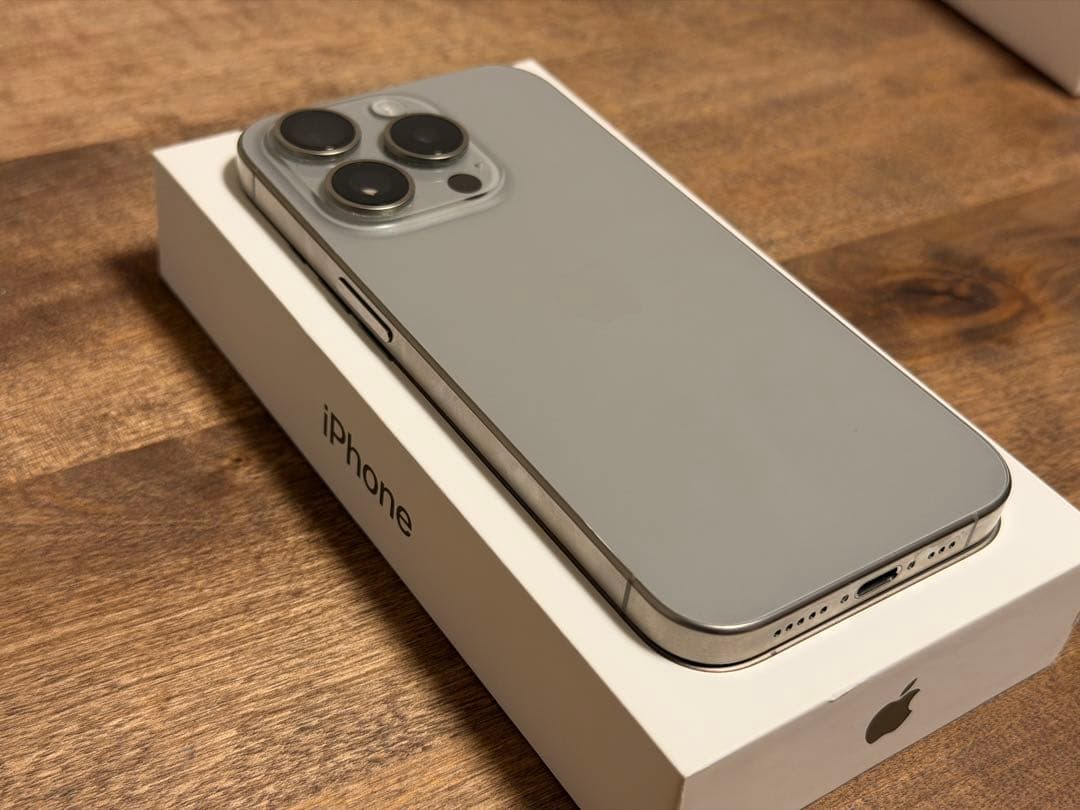 Apple iPhone 15 Pro ナチュラルチタニウム本体