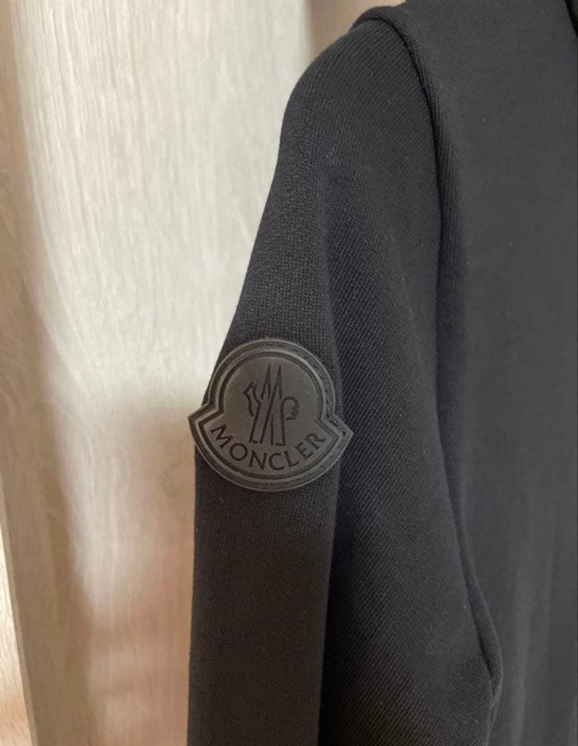 MONCLER ブラック ダウンジャケット フード付き