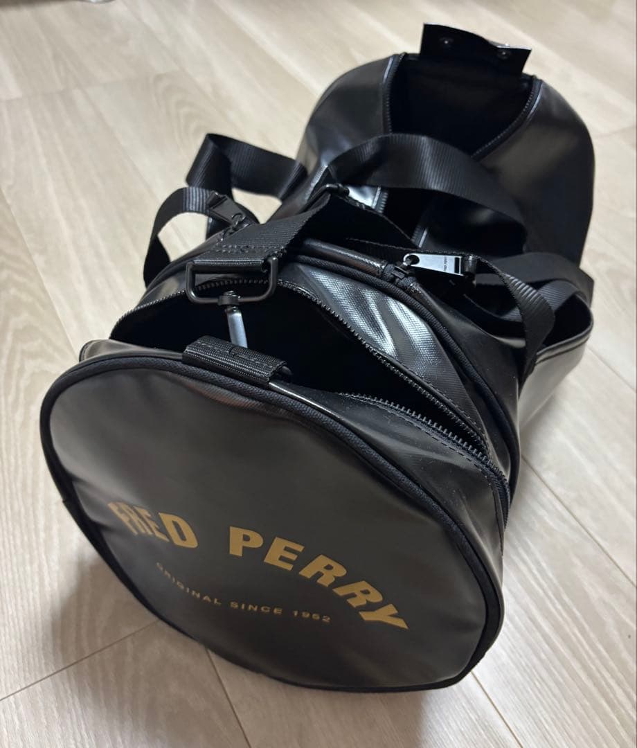 FRED PERRY ドラムバッグ 黒 ゴールドロゴ