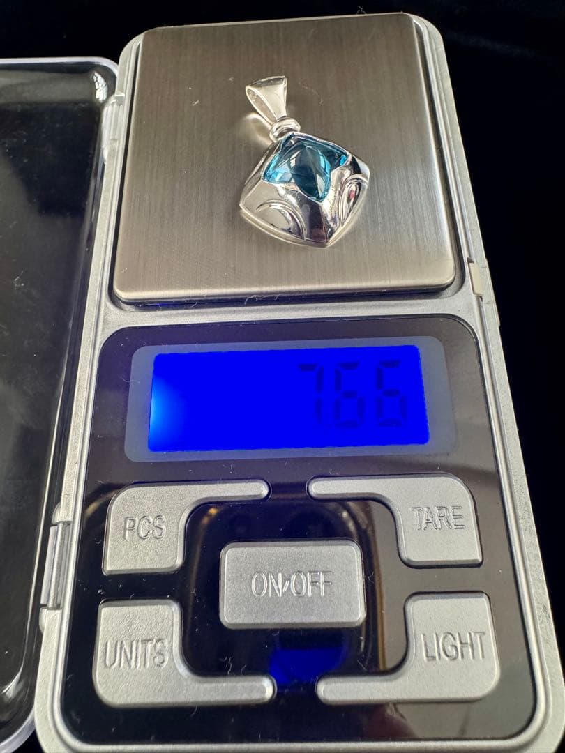 K18 WG ブルートパーズ　ペンダントトップ　6ct ボリューミー