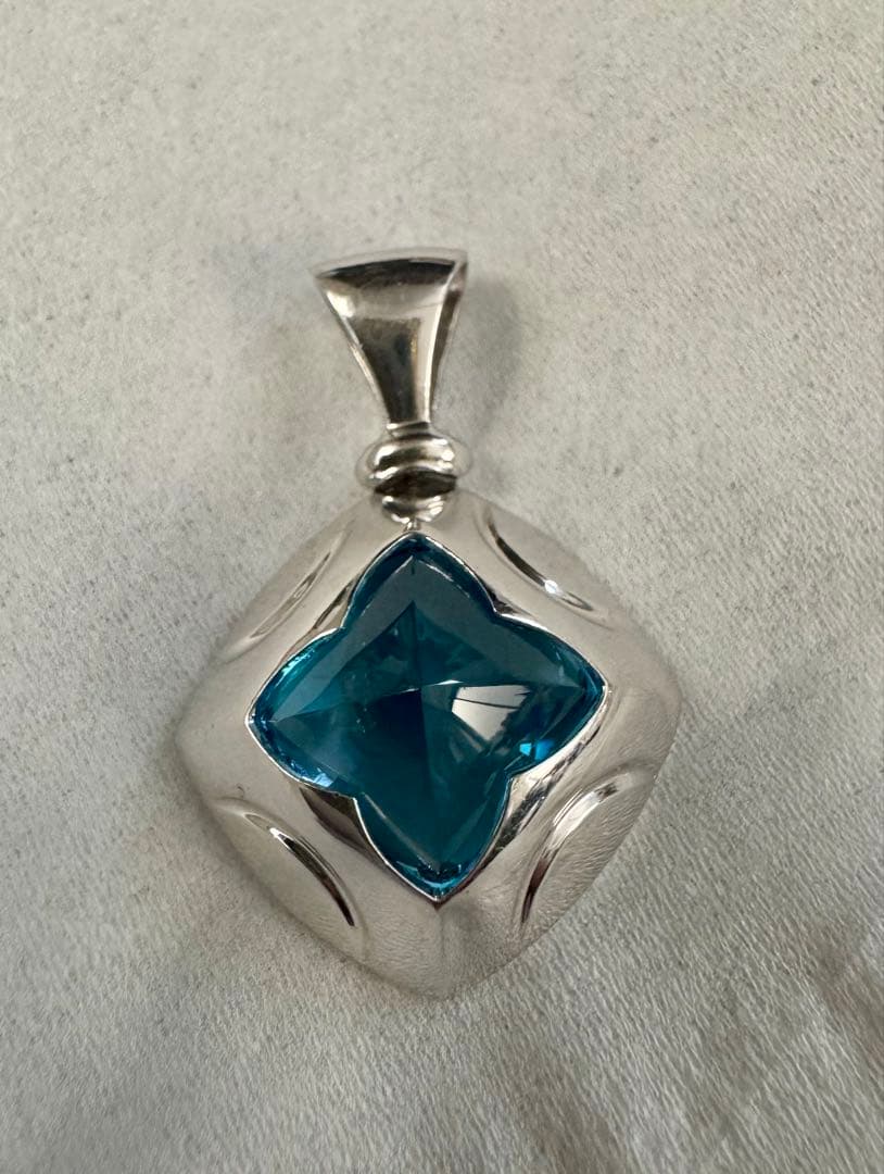 K18 WG ブルートパーズ　ペンダントトップ　6ct ボリューミー