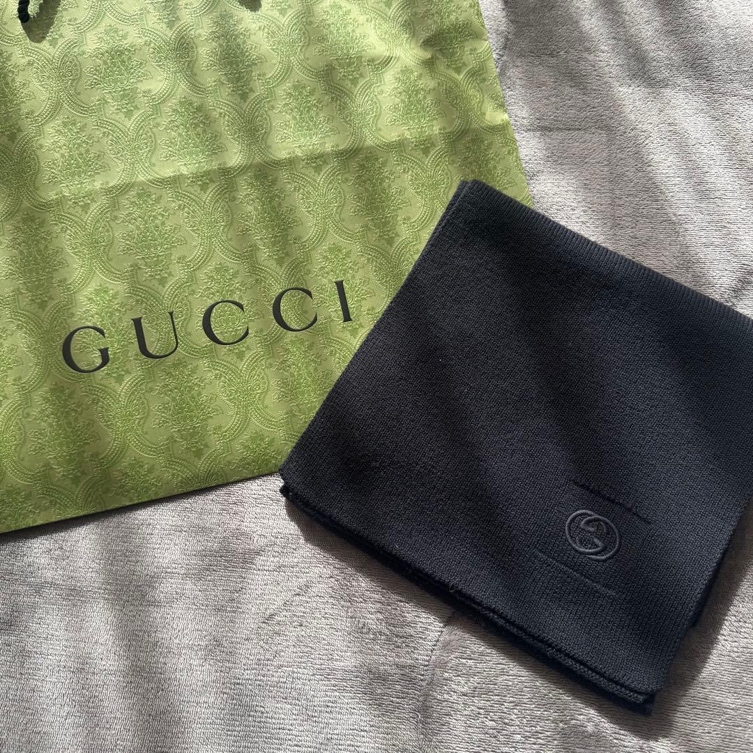 GUCCI ブラック マフラー エンボスロゴ