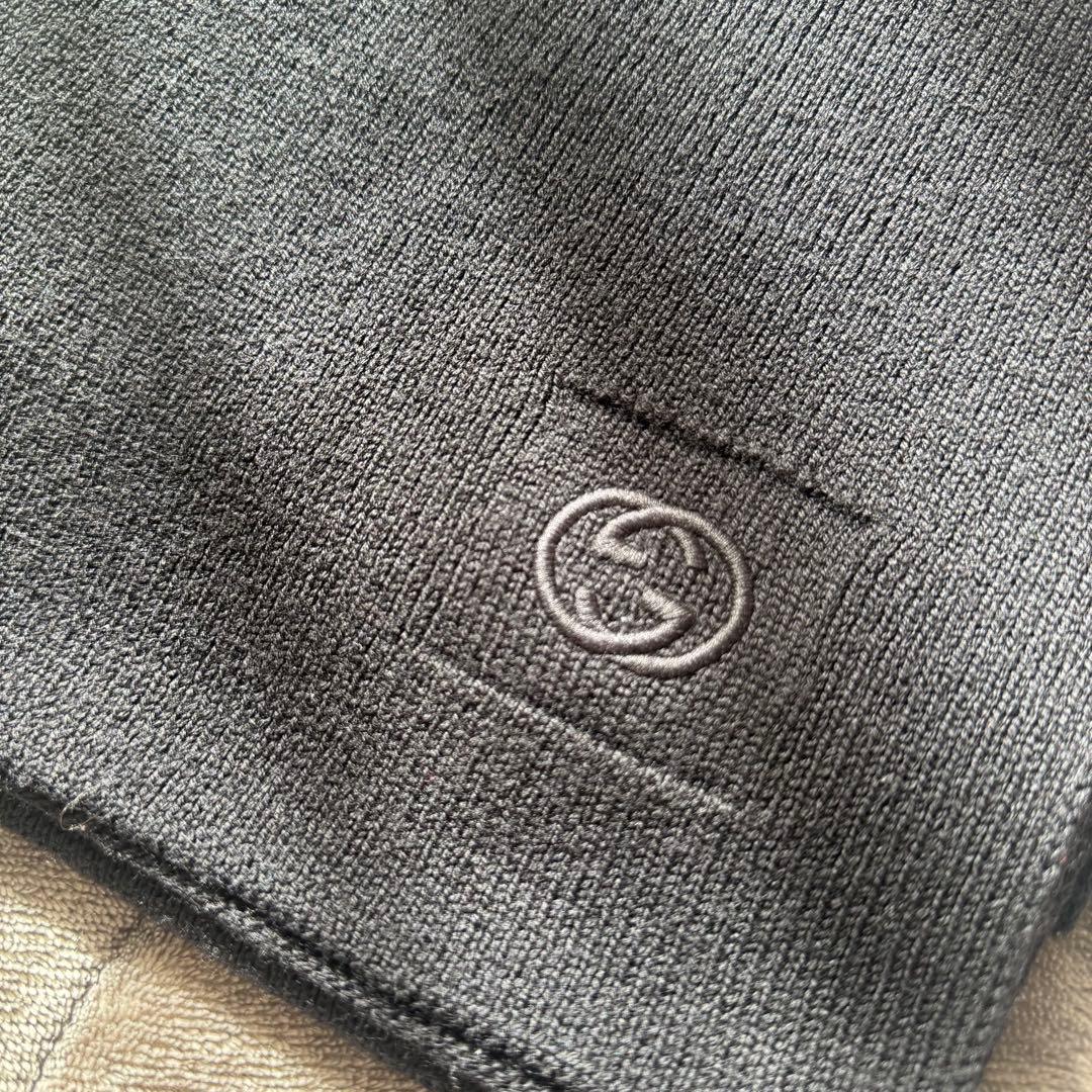 GUCCI ブラック マフラー エンボスロゴ