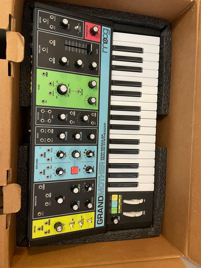 Moog Grandmother セミモジュラーアナログシンセサイザー