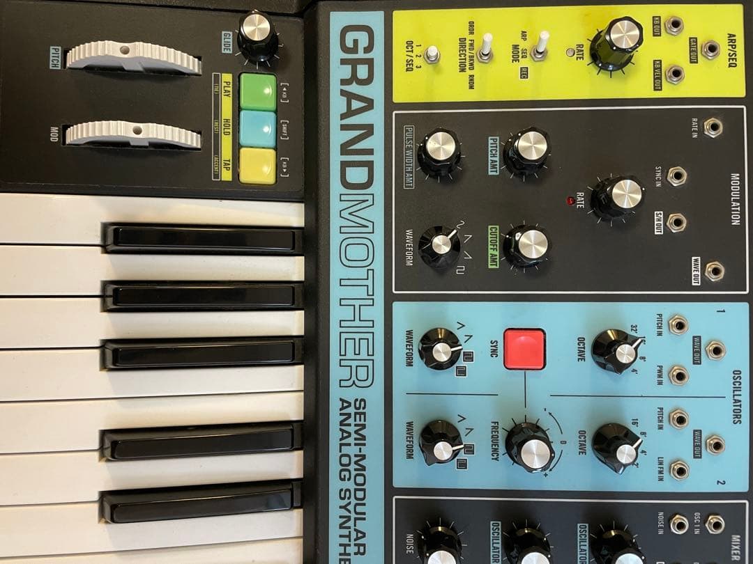Moog Grandmother セミモジュラーアナログシンセサイザー