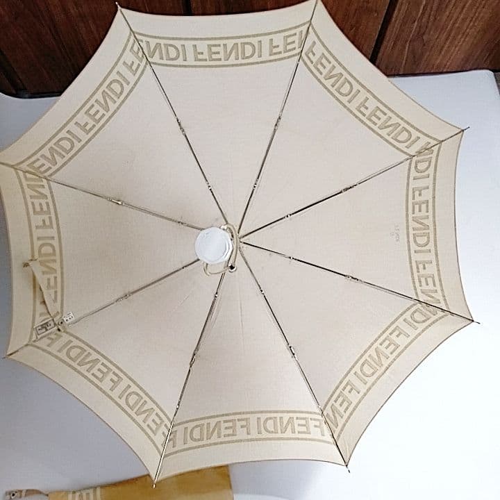 フェンディ　晴雨兼用　日傘　折りたたみ　　ロゴ　傘袋付き　クリーム色