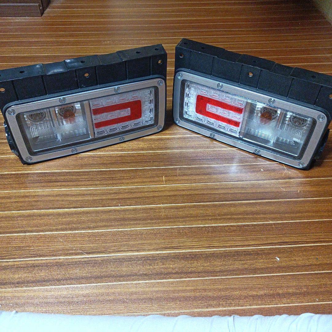 日野　純正　テールランプ左右セット