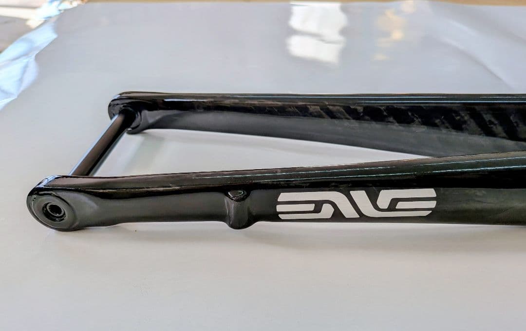 カーボン フロントフォーク ブラック、ディスク仕様。