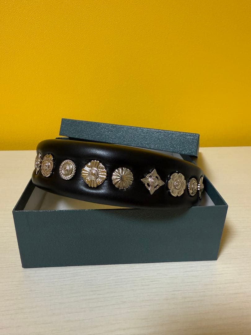 TOGA メタル装飾 ヘアバンド 黒