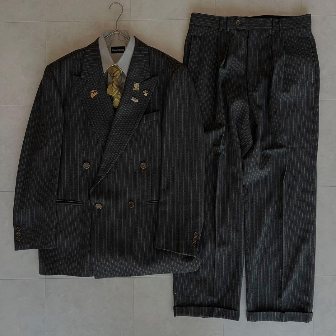 極美品✨極上イタリア製ダブルスーツセット✨ヴェルサーチネクタイ✨豪華ピンズ5点