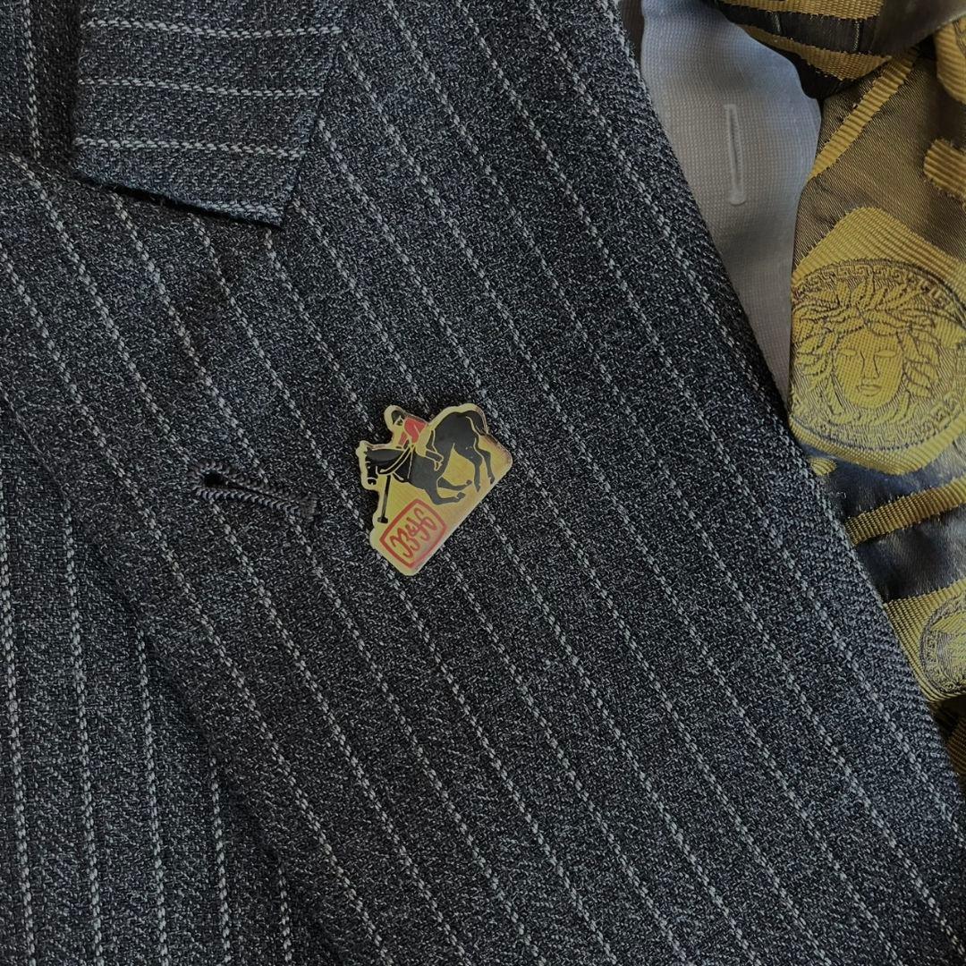 極美品✨極上イタリア製ダブルスーツセット✨ヴェルサーチネクタイ✨豪華ピンズ5点