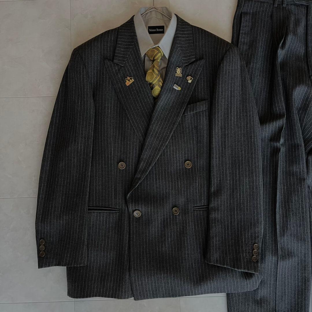 極美品✨極上イタリア製ダブルスーツセット✨ヴェルサーチネクタイ✨豪華ピンズ5点