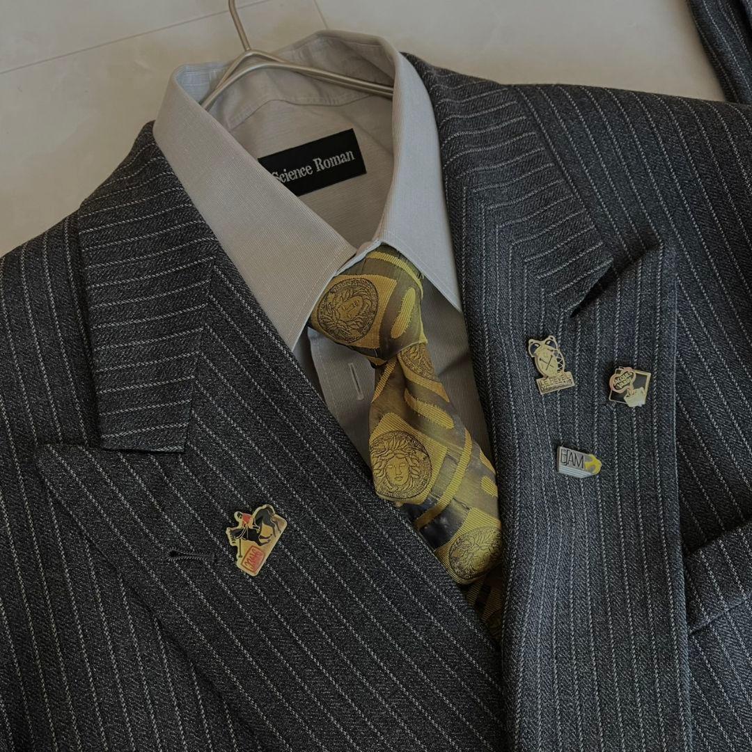 極美品✨極上イタリア製ダブルスーツセット✨ヴェルサーチネクタイ✨豪華ピンズ5点